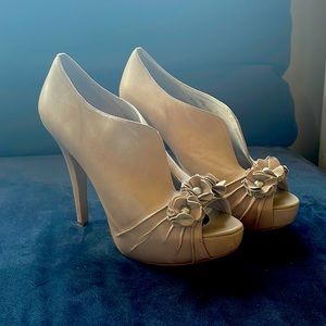 VINCE CAMUTO leather heels, TRUE sz 10, beige neutral. 5” with 1” platform